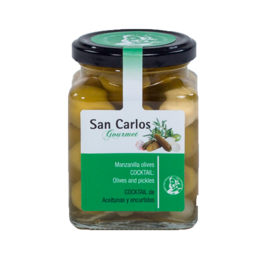 Espanjalaiset tuorekypsytetyt Manzilla oliiveja, pikkukurkkua, valko-ja hillosipulia.